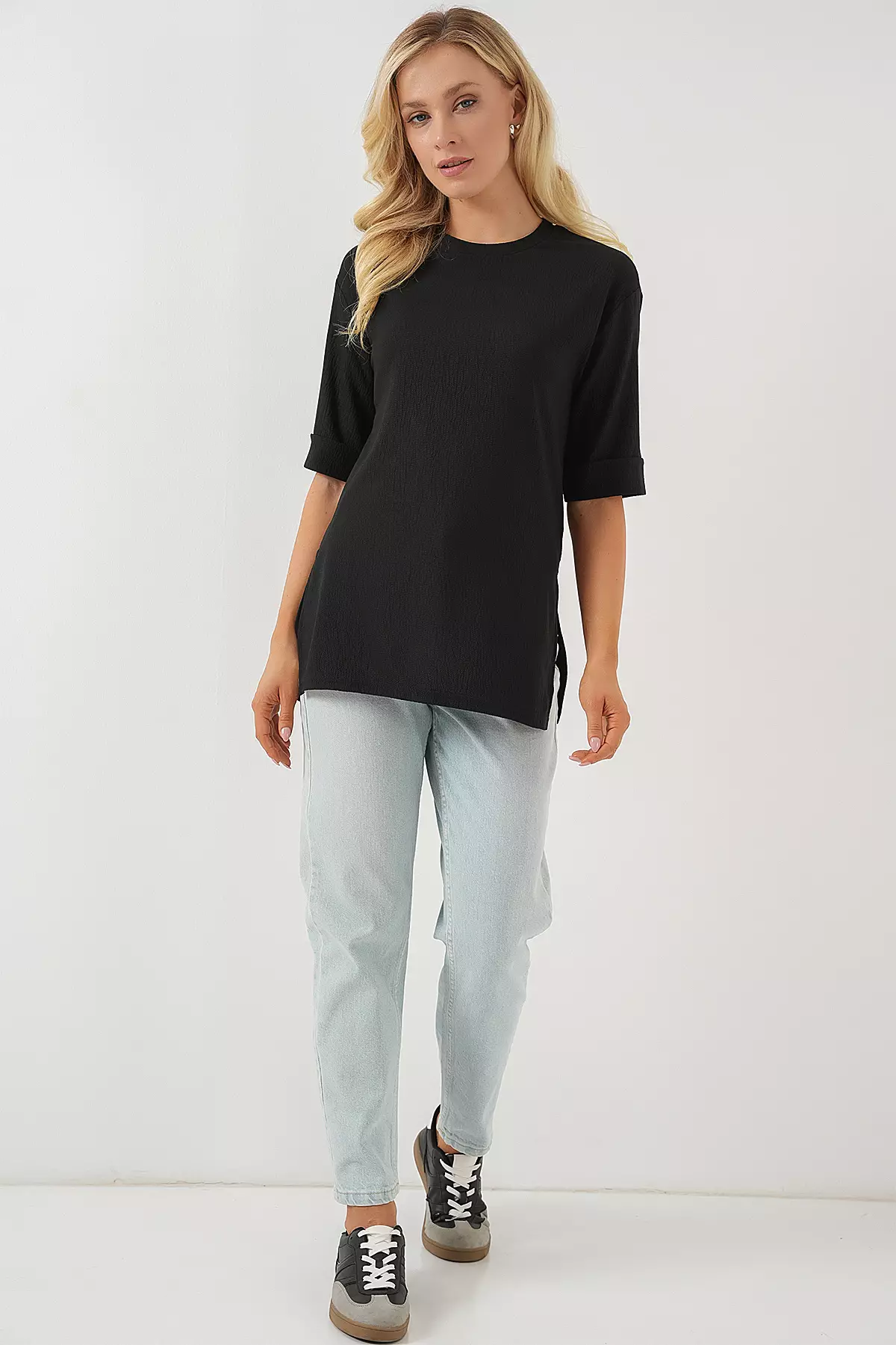 4332 Knitted T-Shirt With Side Slits - Black