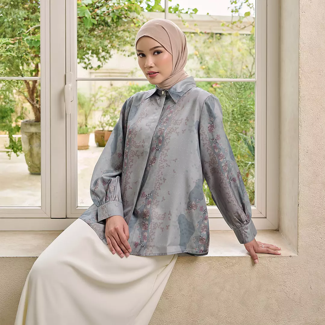 ZM Zaskia Mecca - Yania Coal Blouse Kemeja Wanita - Romansa Khatulistiwa - Bunga Simpur