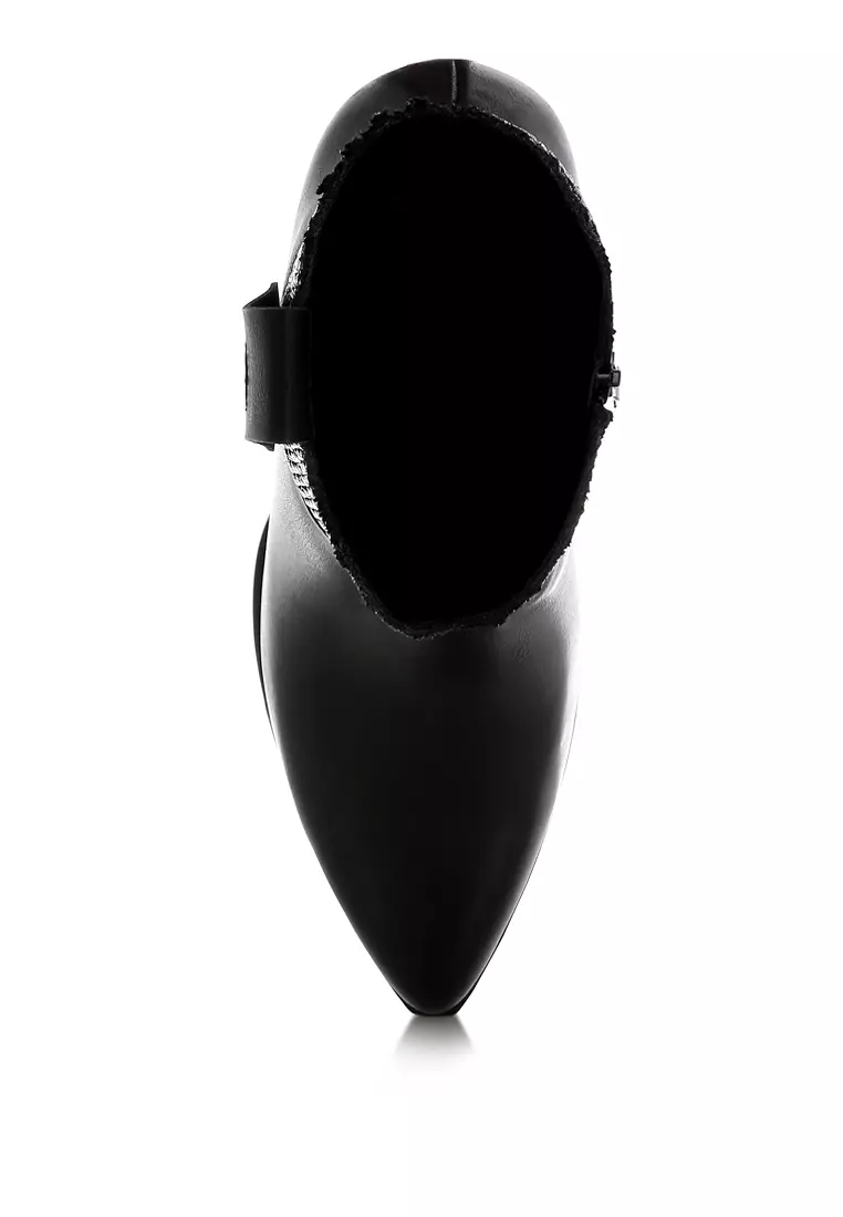 Sepatu bot koboi dari bahan rafia dan kulit imitasi berwarna hitam