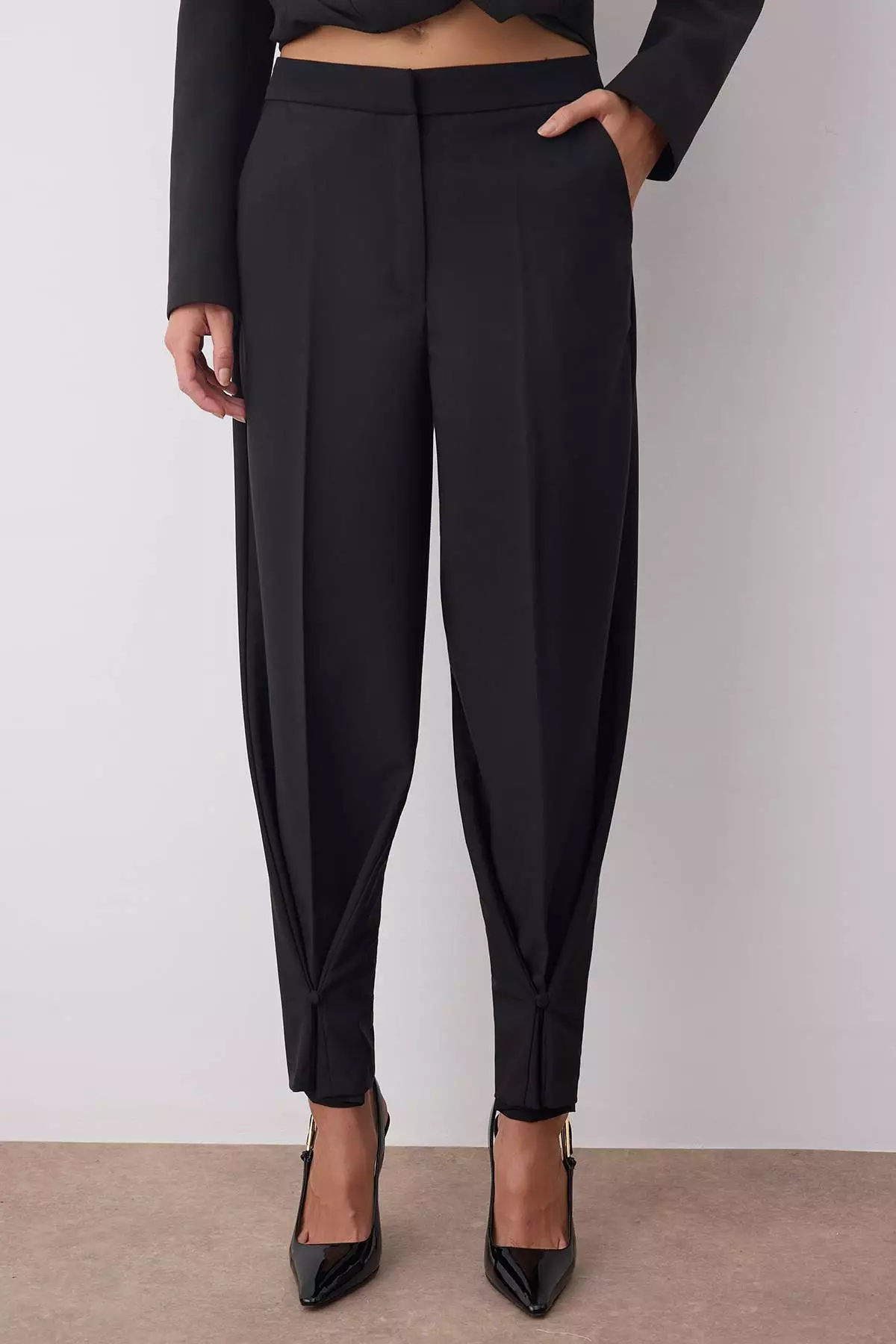 Black Wide Leg And Carrot Fabric Trousers With Button Detail Twoaw26Pl00032