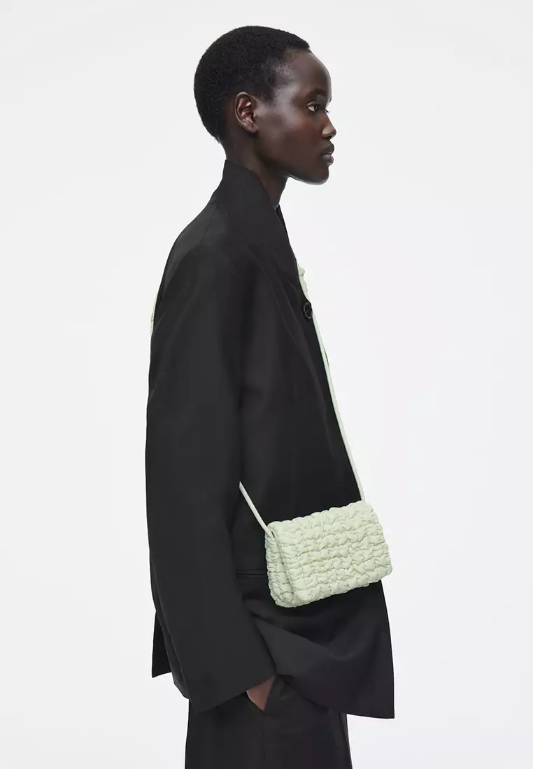【COS】◆QUILTED CROSSBODY MESSENGER - GREEN◆1243112003◆ QUILTED CROSSBODY MESSENGER BAG - NYLON - GREEN | COS