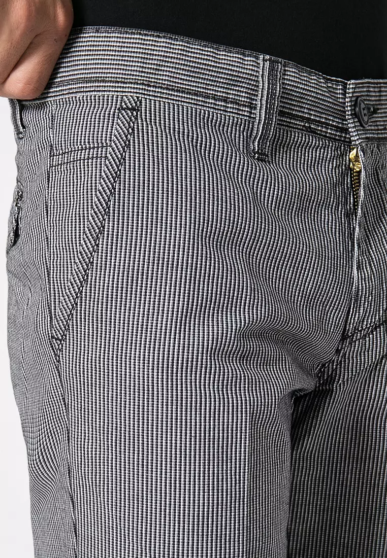 LGS - Celana Pendek Casual Pria Motif Bergaris Warna Abu-Abu Regular Fit - CSS.427.042.675.C