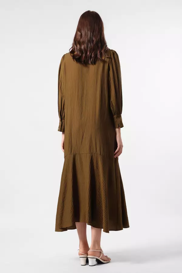 MINIMAL - Baverlie - Dress Midi Motif Garis - Dark Olive Warna Olive_Dark