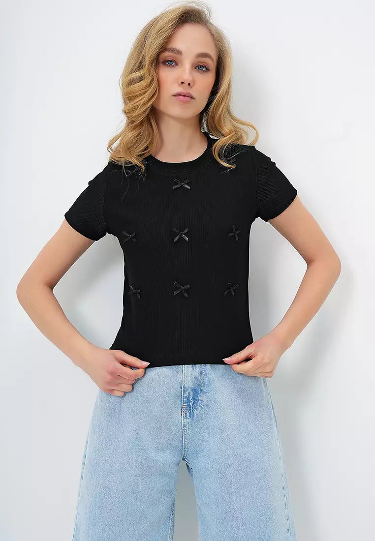 Women's Black Crew Neck Bow Decorated Crop Blouse Alc-X13671