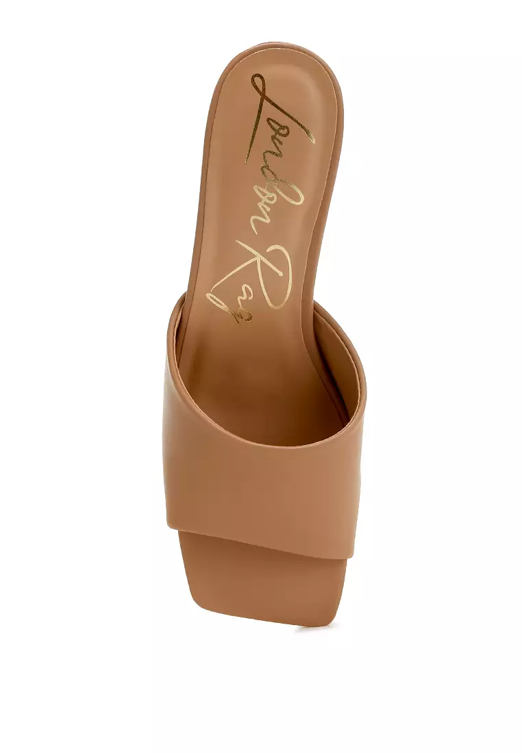 Sandal Tumit Blok Kulit Imitasi dalam Warna Unta