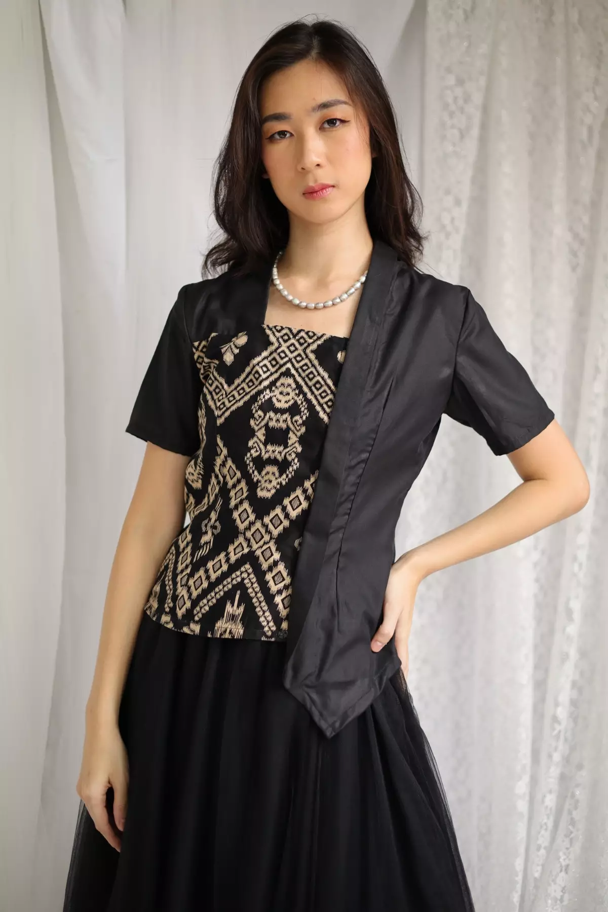 Katarina Ikat Hitam Kebaya