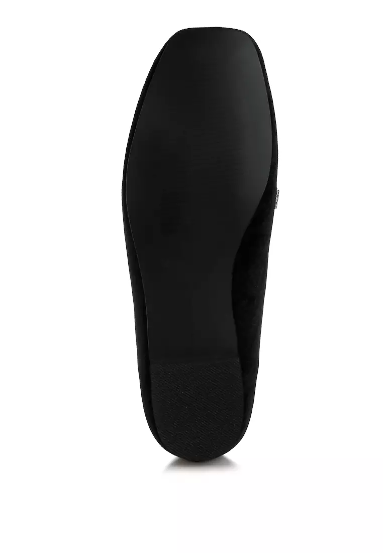 Sepatu Loafer Tali Berlian Beludru Warna Hitam