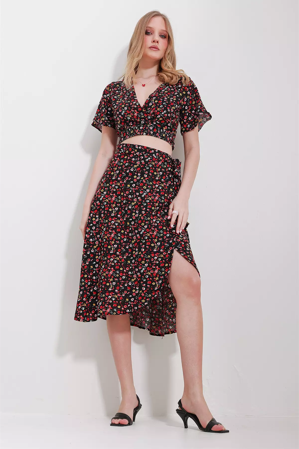 Women'S Black Double-Breasted Collar Floral Patterned Blouse And Ruffled Skirt Woven Viscose Suit Alc-X11592