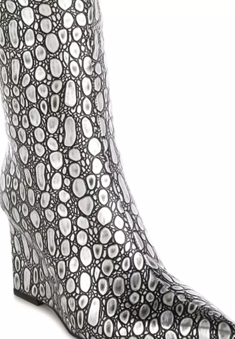 Sepatu bot kulit imitasi berbentuk sobek berwarna hitam