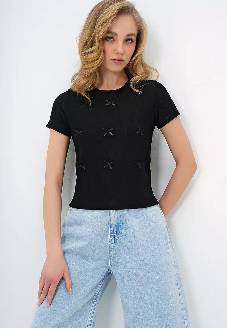 Women's Black Crew Neck Bow Decorated Crop Blouse Alc-X13671