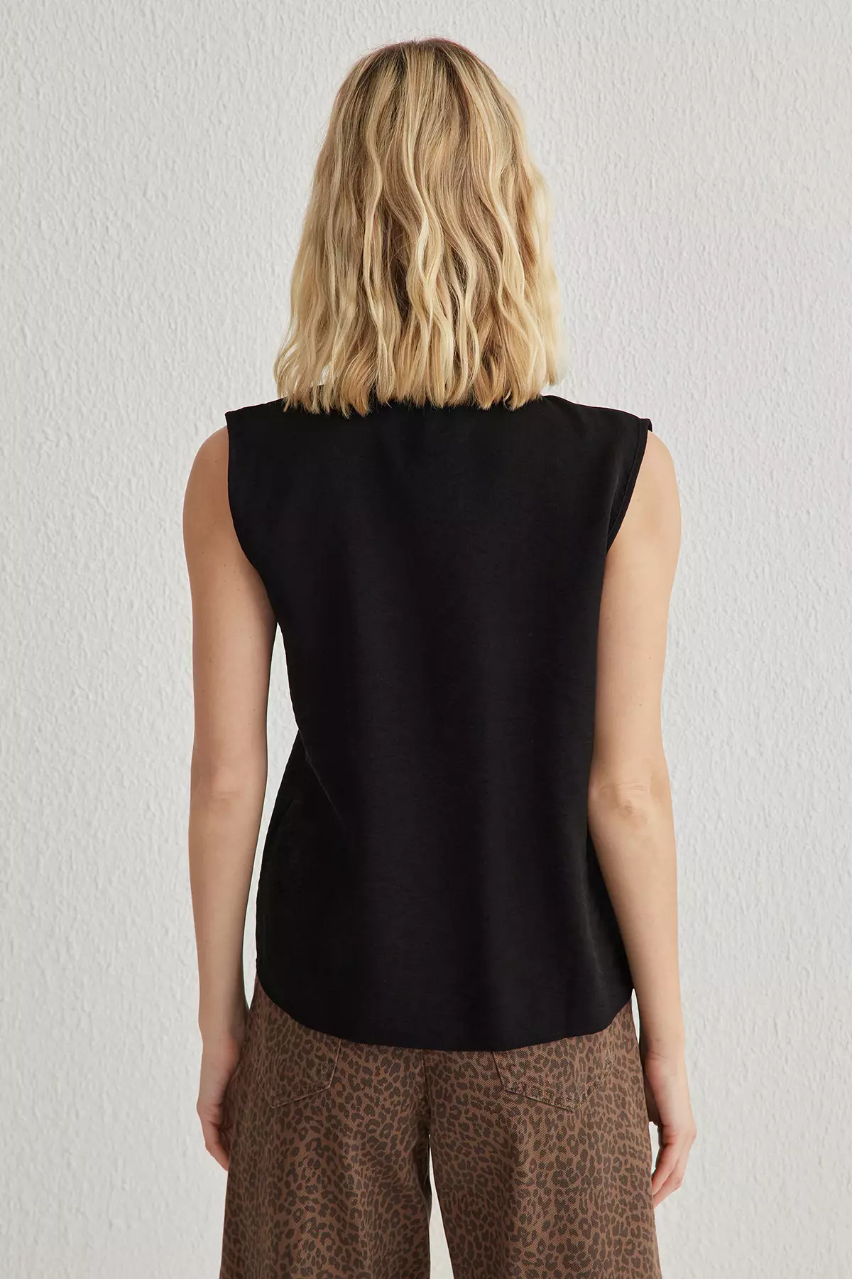 Black Plain Sleeveless Regular Shirt