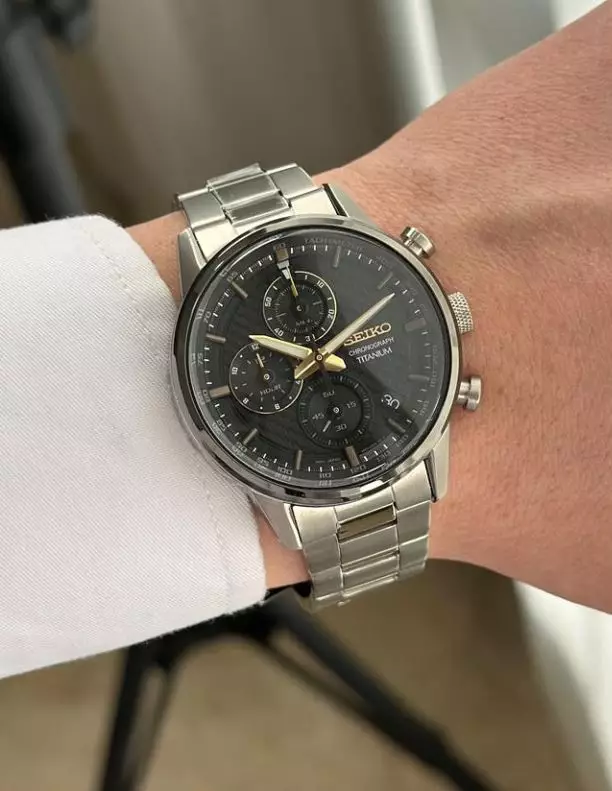 Jam Tangan Pria Seiko Chronograph SSB391 SSB391P1 Strap Titanium Silver Color Quartz Watch Discover More Black Dial Color