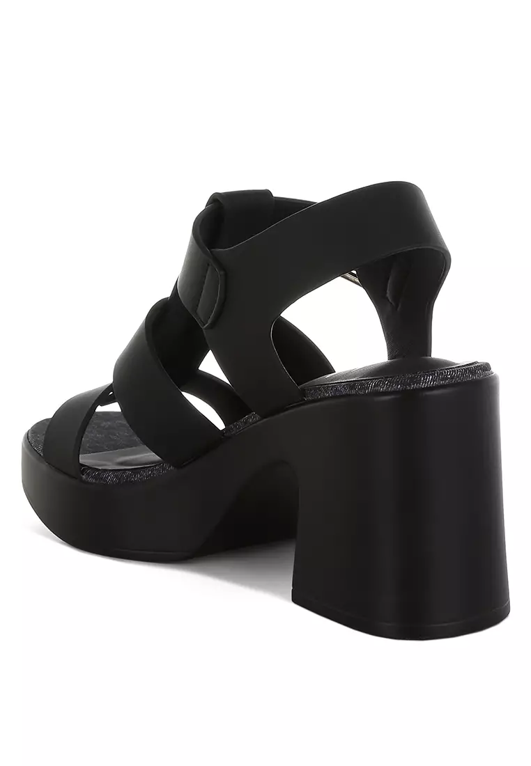 Sepatu hak platform gesper tebal berwarna hitam