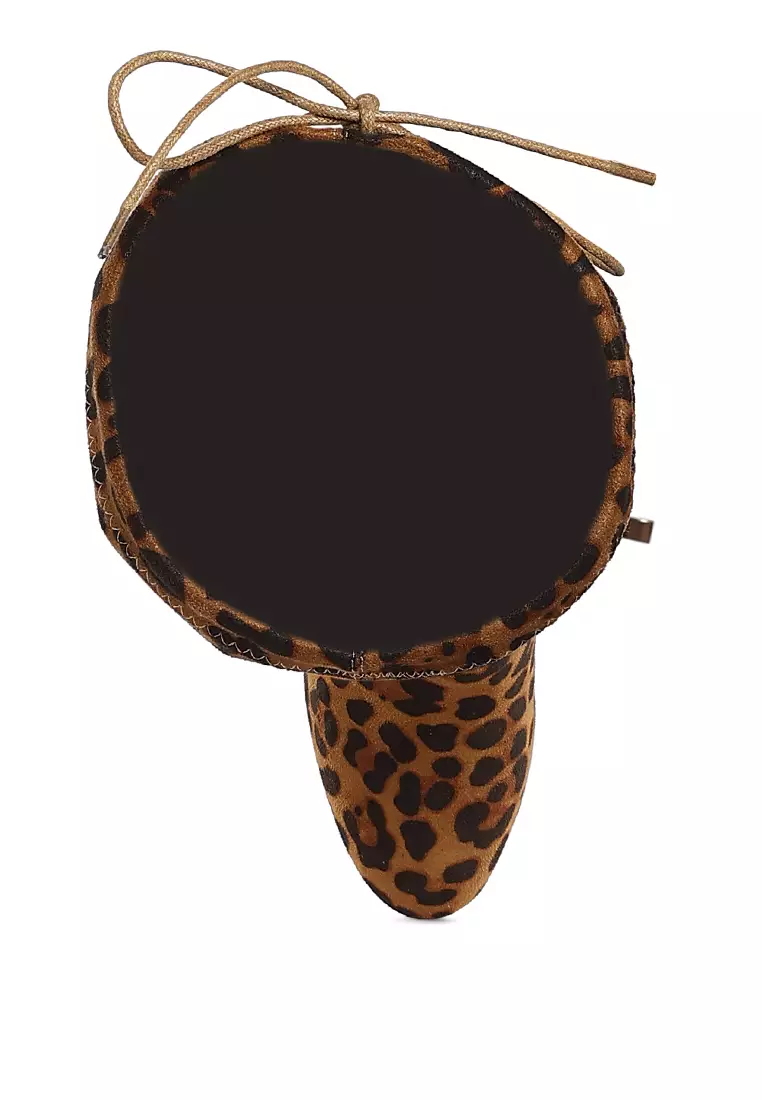 Sepatu Bot Selutut dengan Detail Tali Serut Minimal Warna Macan Tutul