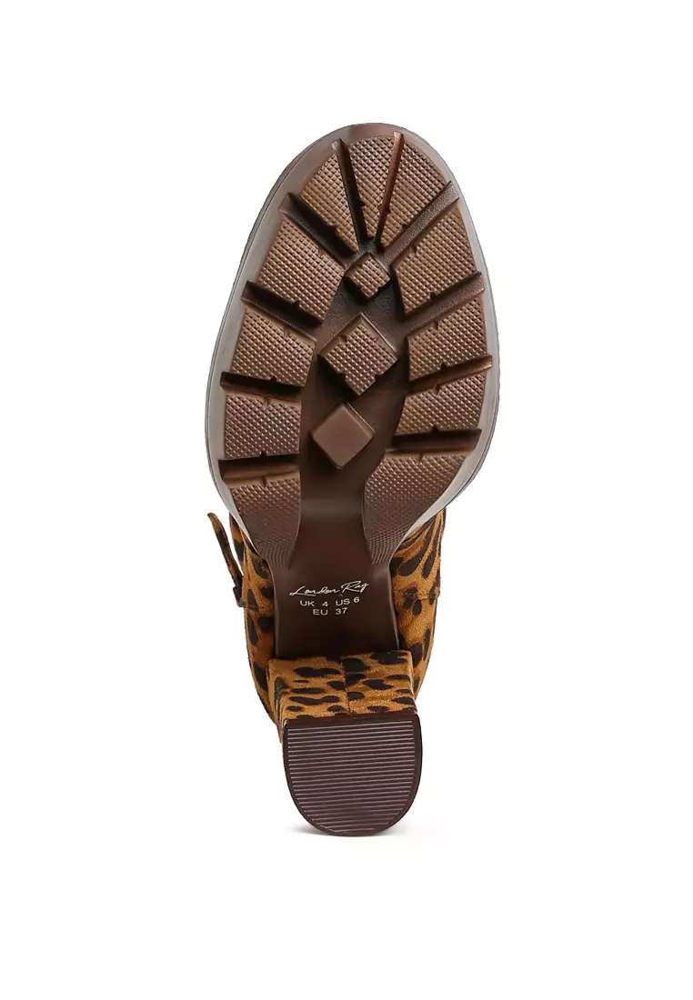 Sepatu bot berkerah dengan bantalan kulit ular bermotif macan tutul