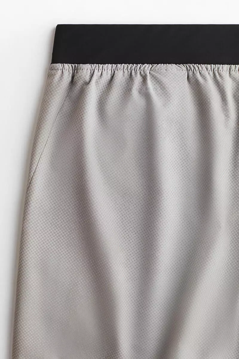 Mid-length sports shorts with DryMove™