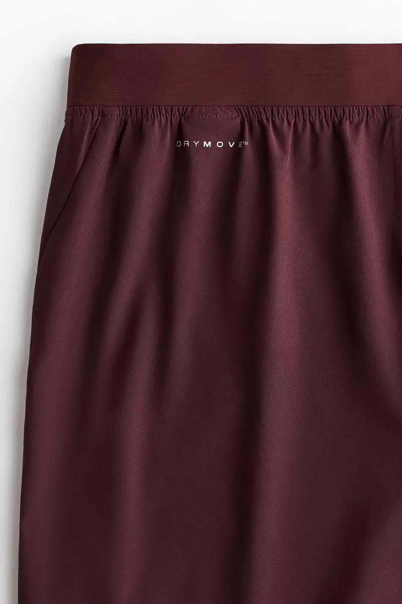 Mid-length sports shorts with DryMove™