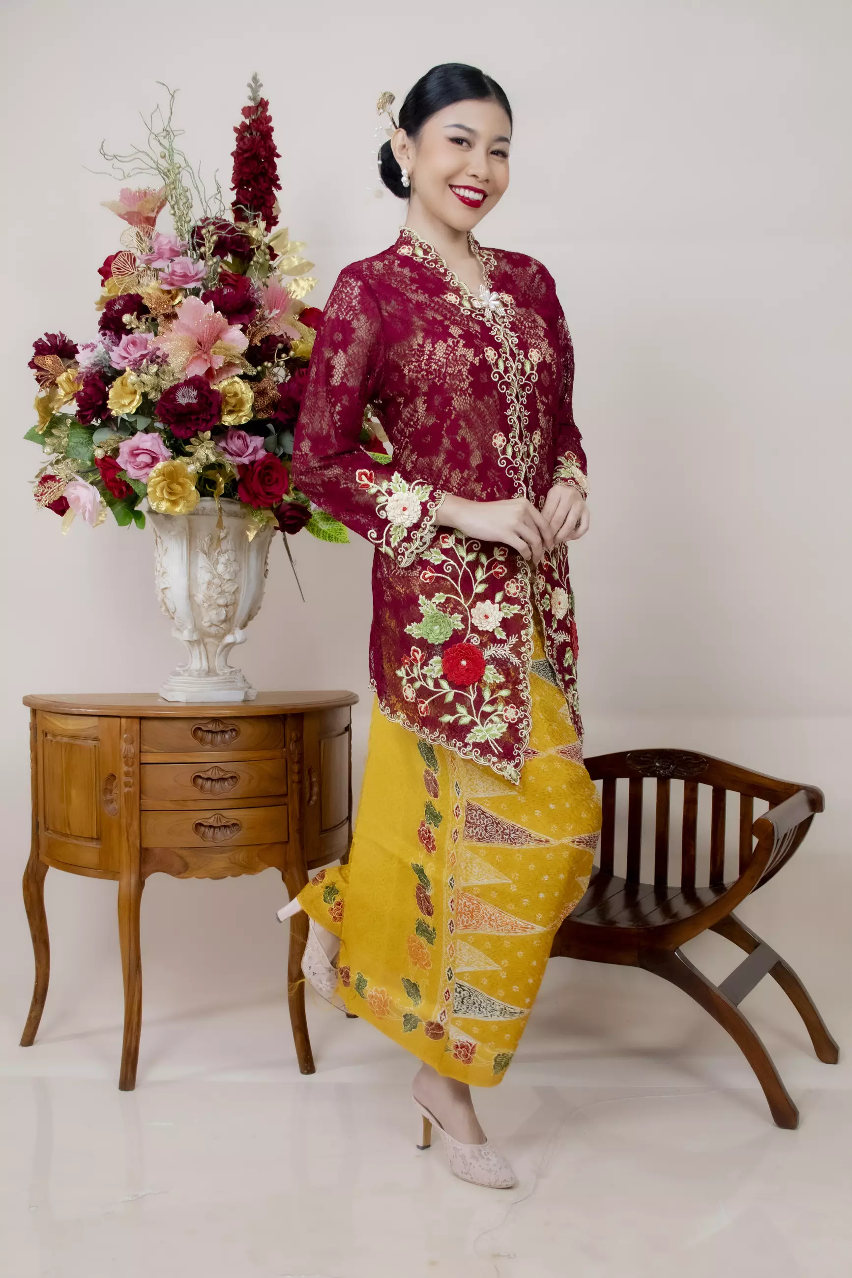 Kebaya Panjang Roses 3 Dimensi Lace in Maroon