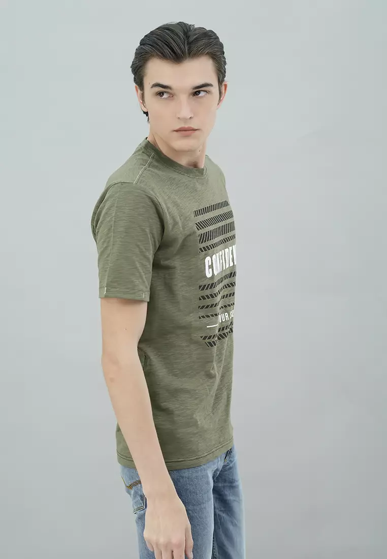 Johnwin - Kaos Casual Pria Sablon - Warna Hijau Army - ATS.622.M443.01.C-S/S
