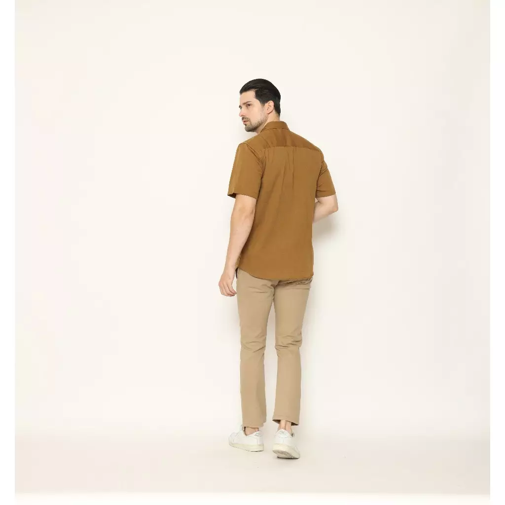 AMK Kemeja Pria Lengan Pendek SHS YIRUMA S/S Premiere Solid Coklat