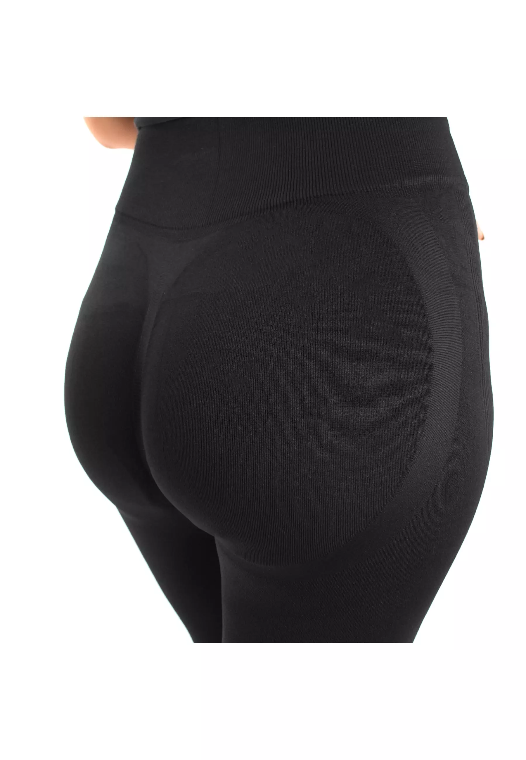 Rohatlanish uchun qul yordamida uchta bekasi porno tomosha qiling