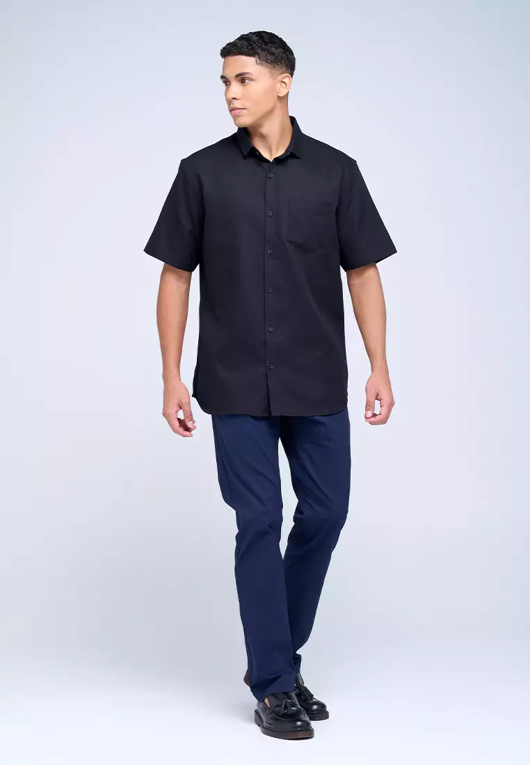 MANZONE - Kemeja Dobby Lengan Pendek Pria Takeshi 1 Comfort Fit - Black Warna Black