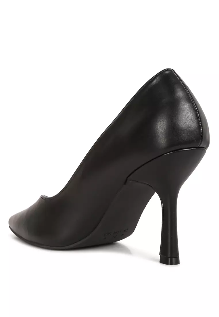 Sepatu hak stiletto berujung runcing berwarna hitam