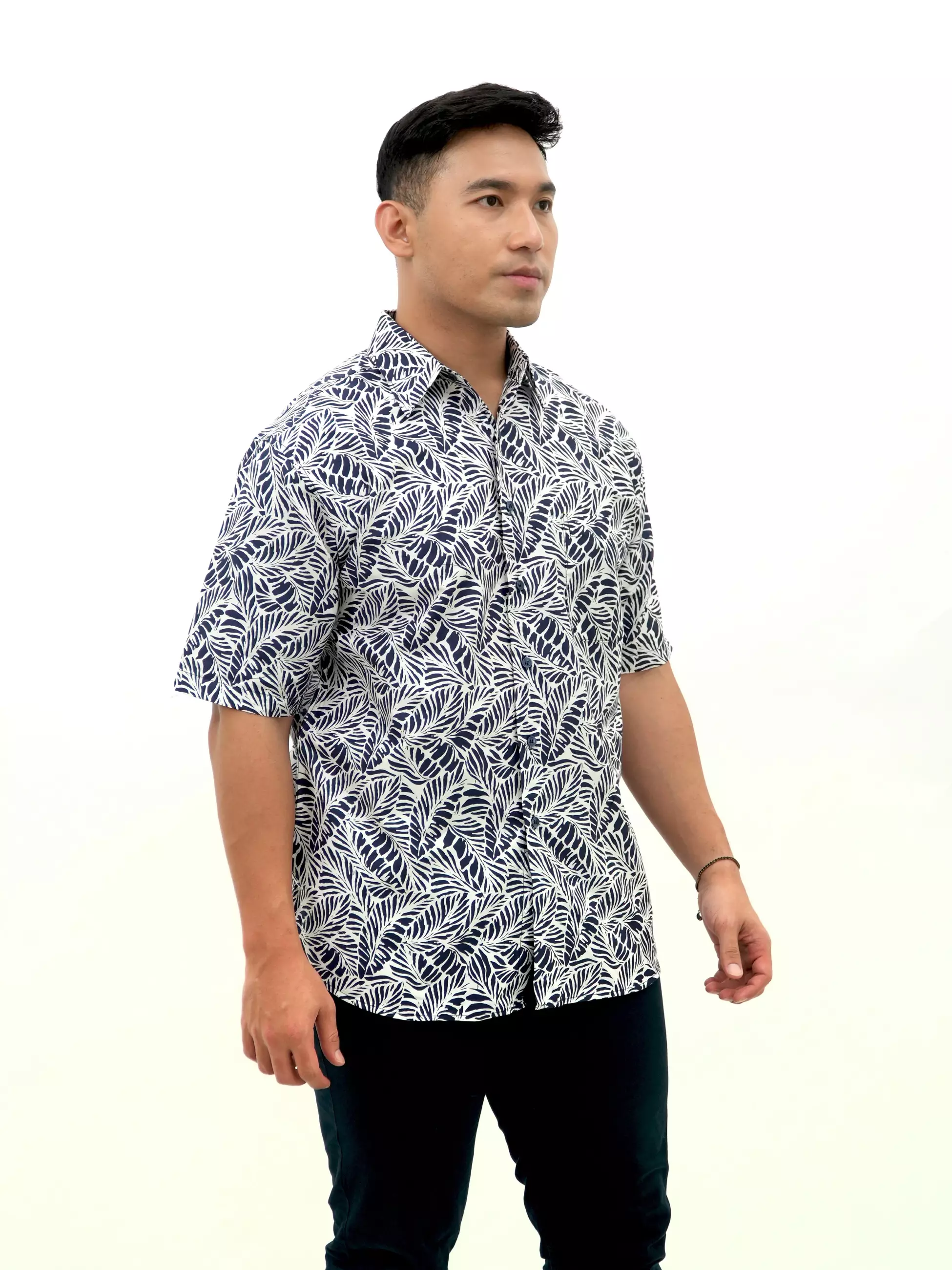 Kemeja Lengan Pendek Putih Navy Motif Daun 16846