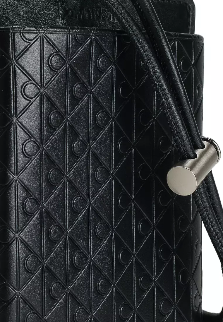 壓花商標斜孭袋 - Calvin Klein 配飾