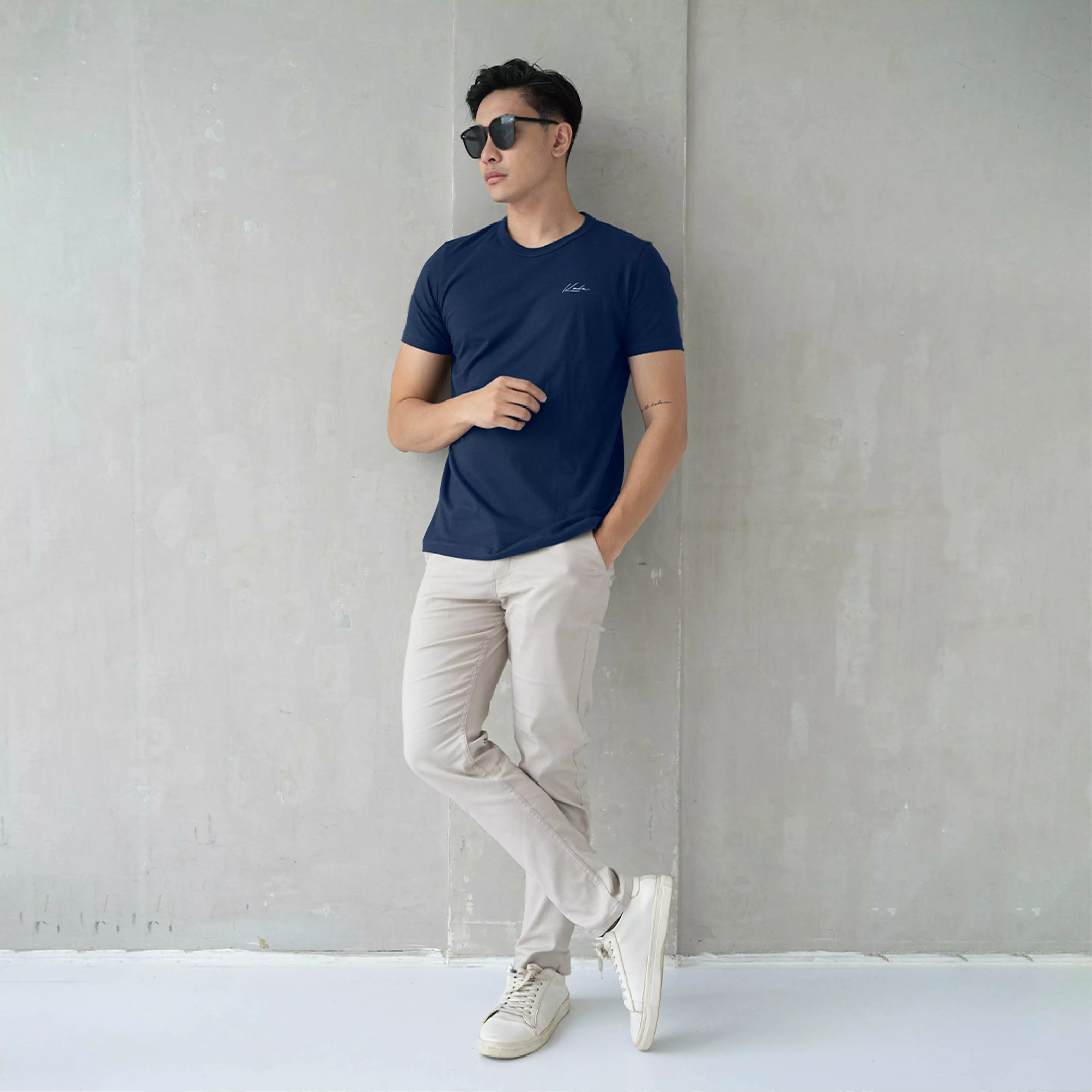 Kale Axelo Navy / Kaos Lengan Pendek Pria \/ Kaos Unisex