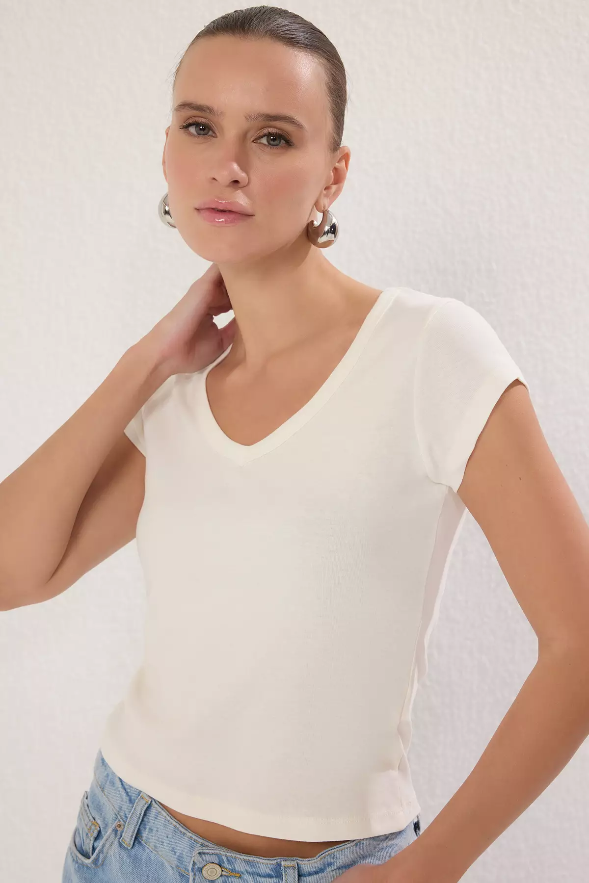 Ecru V-Neck Fitted/Body-Sitting Knitted Blouse Twoss25Bz00208