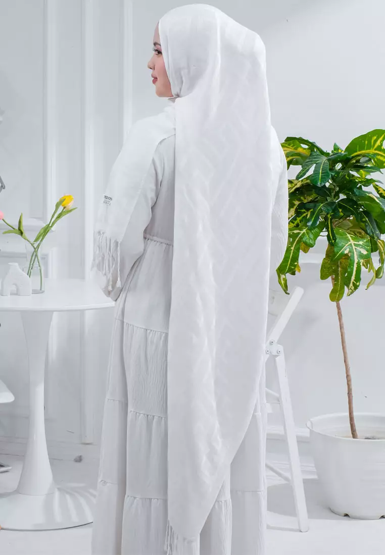 Hijab Pashmina Wanita Reversible Viscose Geometric Maze Pattern Pashmina Shawl Syal Wanita Pure Snow White