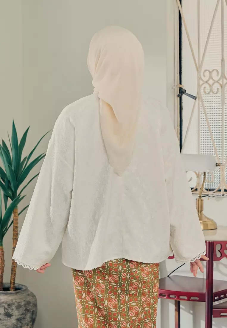 KEBAYA ANOM Top in Santan Cream