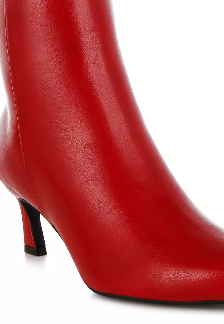 Sepatu bot kulit imitasi warna merah