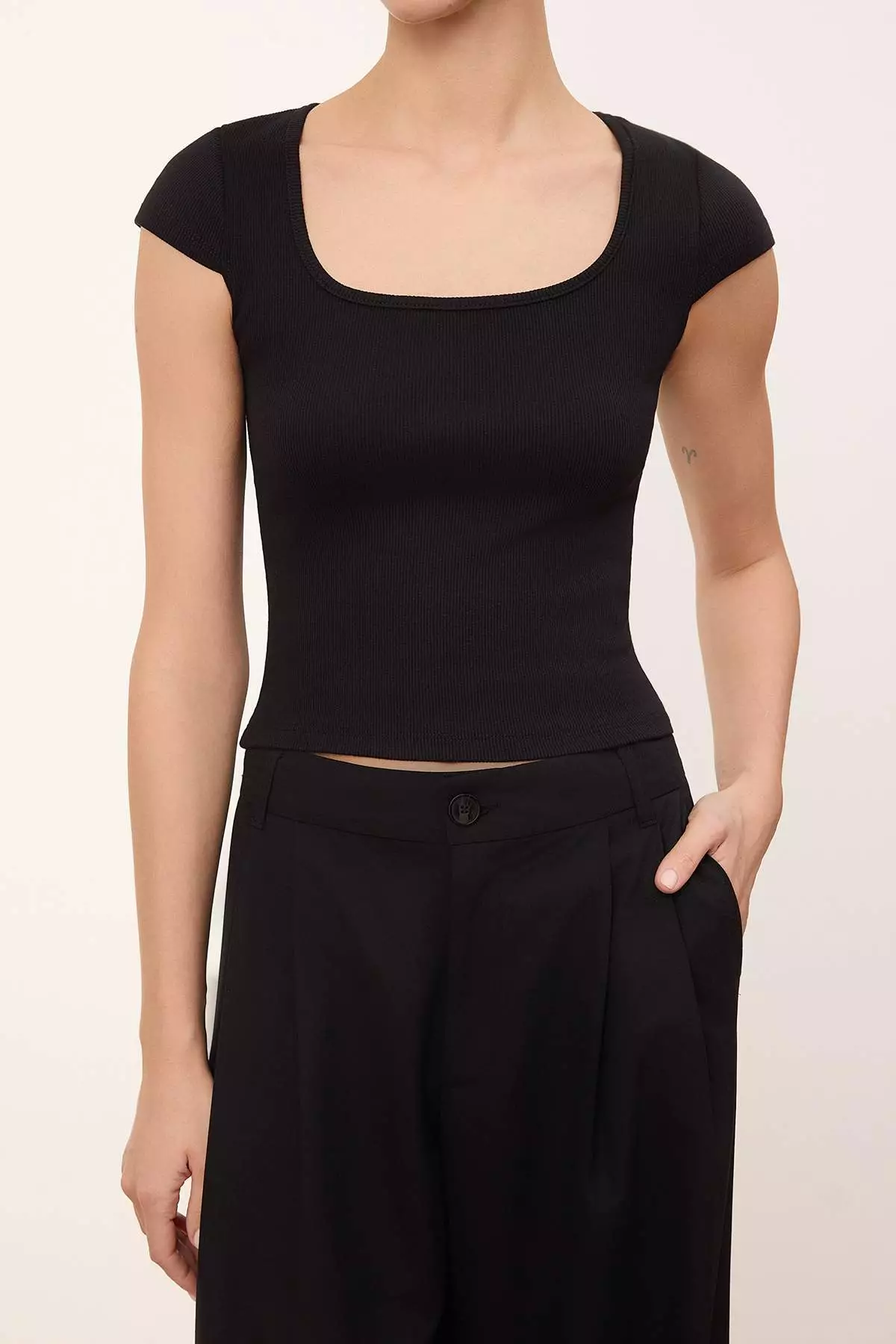 Wardrobe Essentials-Wardrope Essentials Black Fitted Short Sleeve Crop Stretchy Knitted Blouse Twoss26Bz155