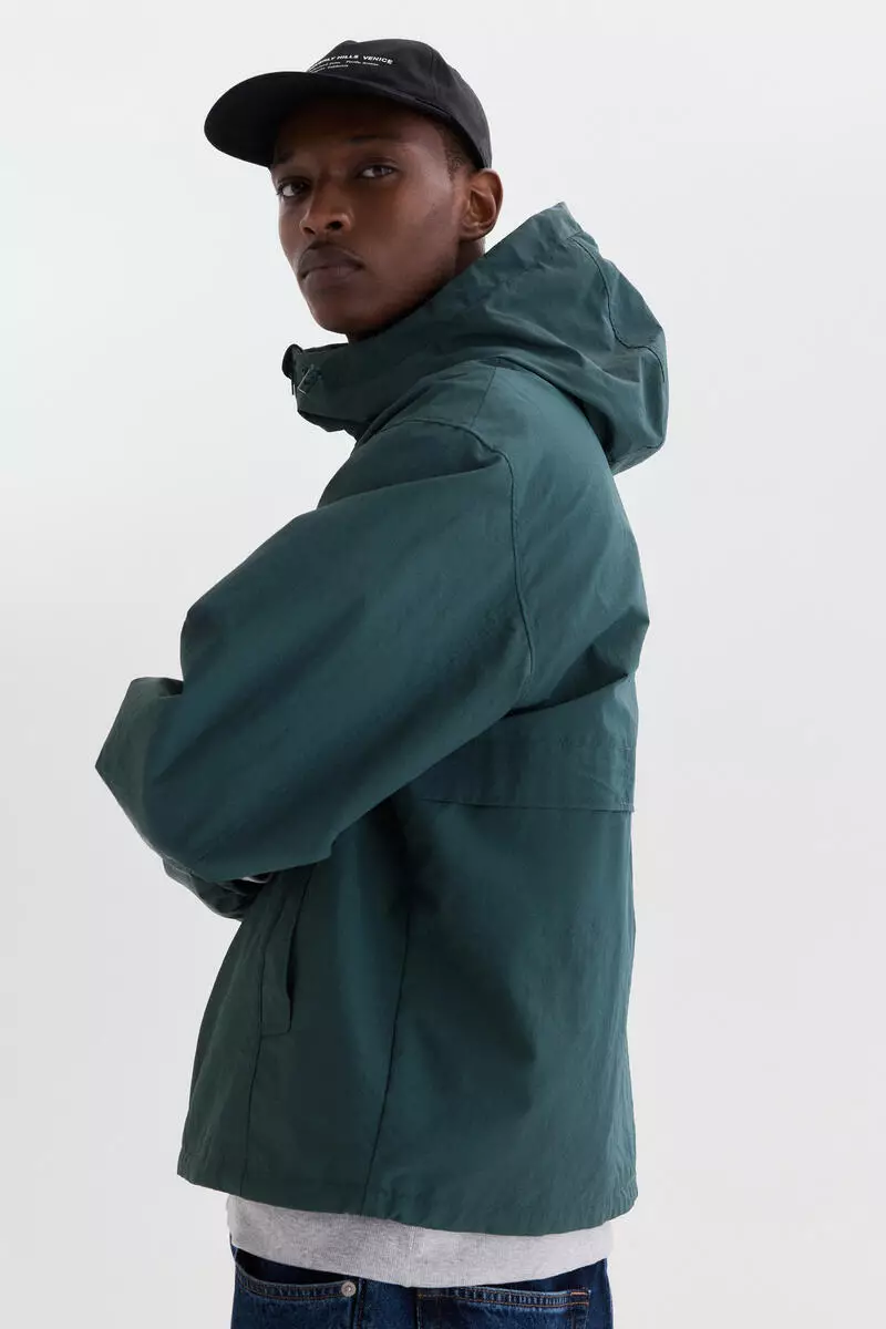 Water-repellent nylon windbreaker