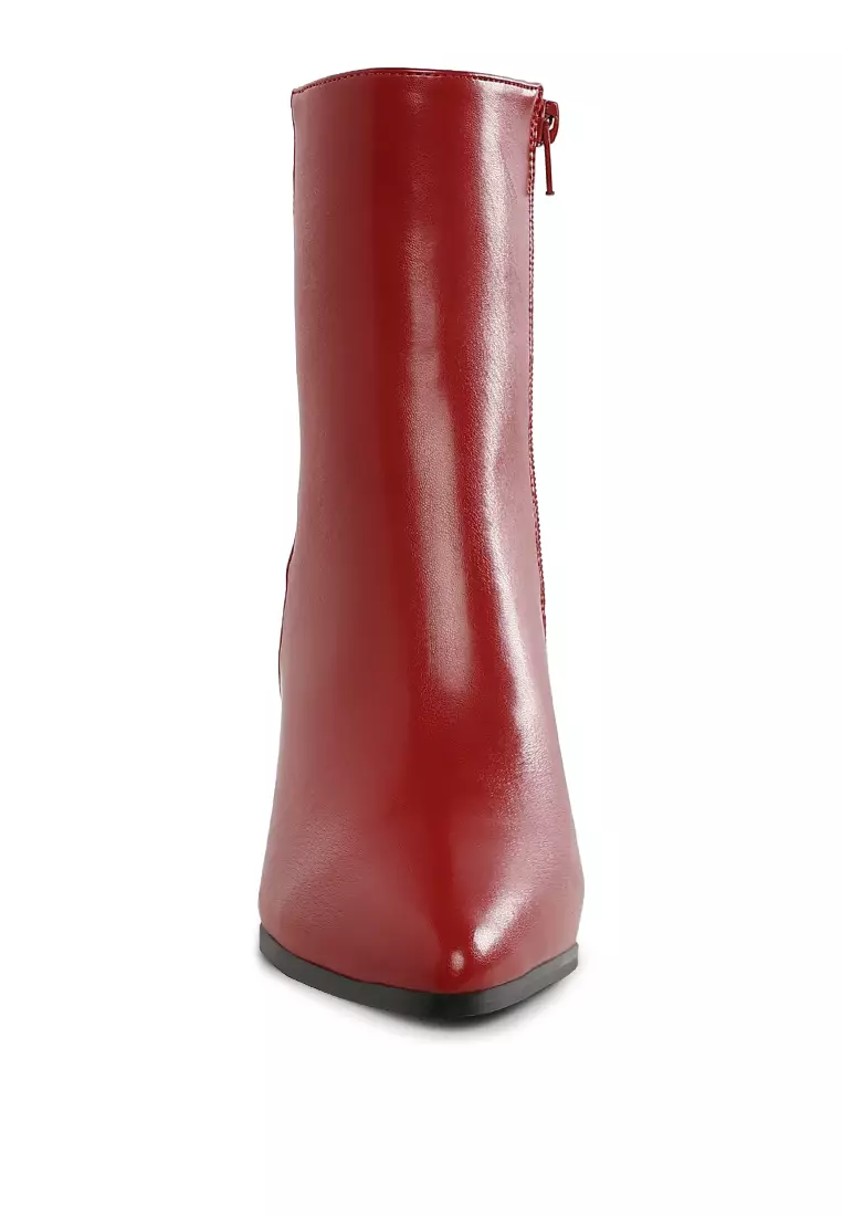 Sepatu bot runcing dengan detail jala berwarna merah
