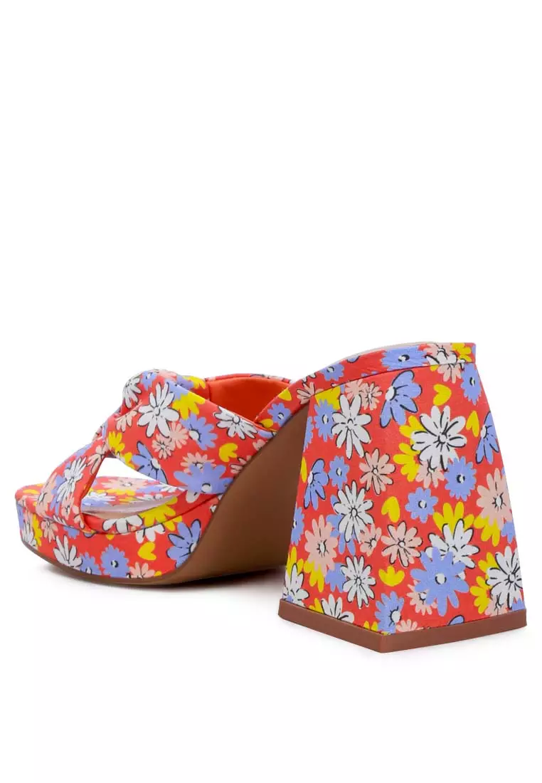 Sandal Tumit Blok Segitiga Bunga Merah