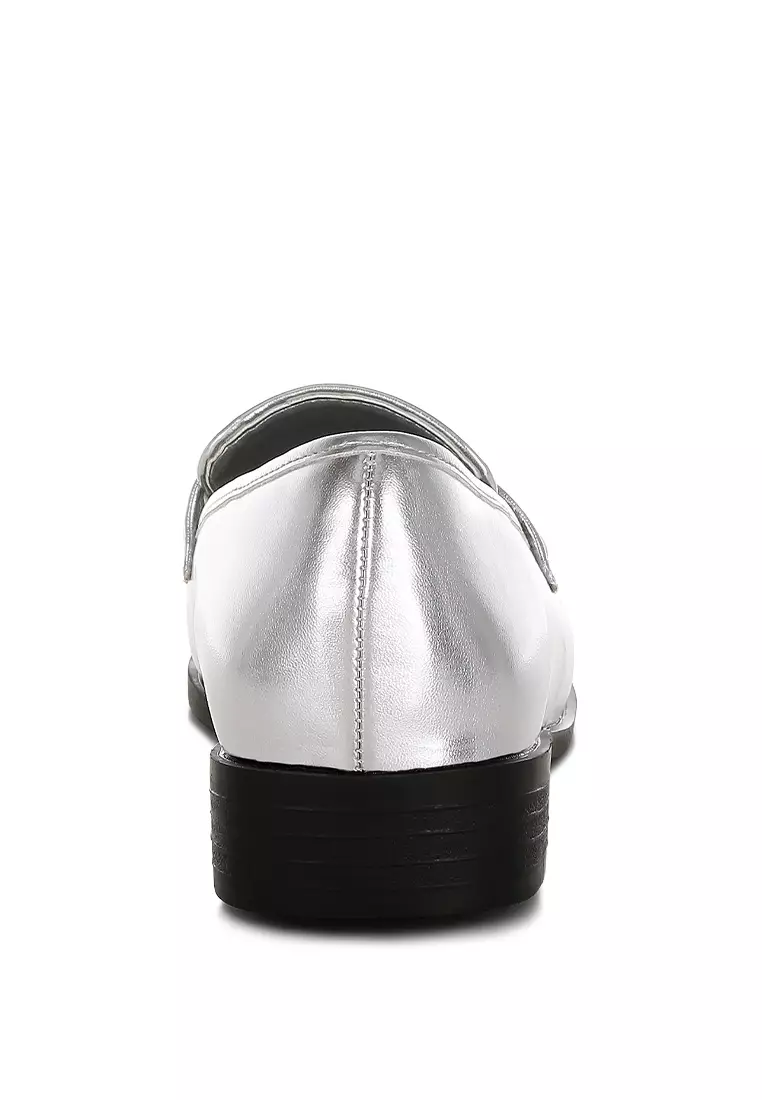 Sepatu Loafer Datar Kulit Imitasi Metalik Warna Perak