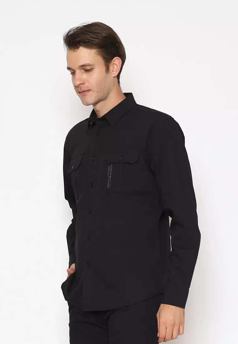 POLICE Kemeja Polos Cotton Twill Kantong Dua Hitam Regular Fit Lengan Panjang Pria