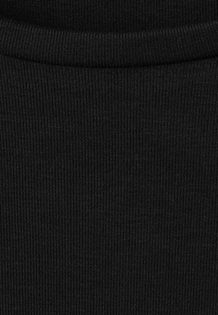 Round-Neck Long-Sleeved T-Shirt