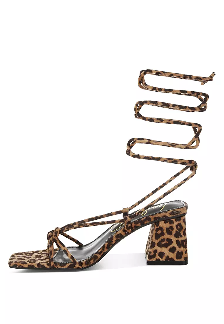 Sepatu hak persegi motif macan tutul dengan motif macan tutul