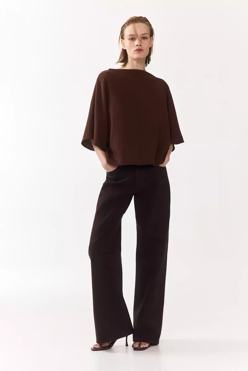 Crinkled boat-neck top