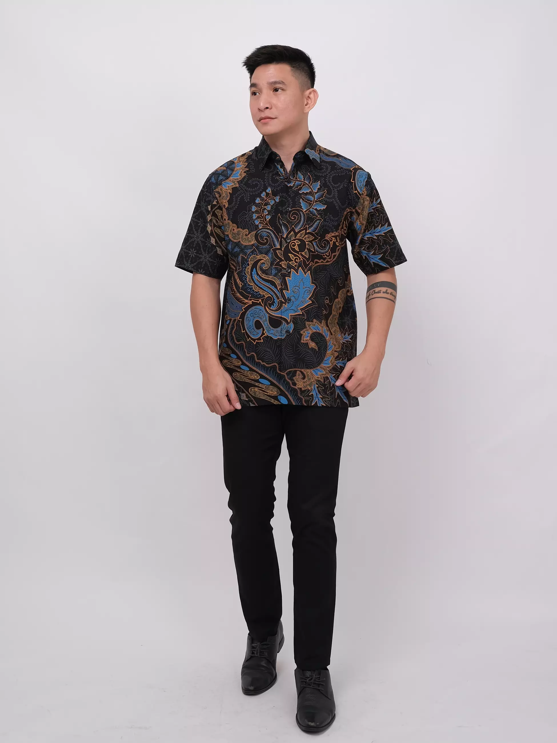 Kemeja Batik Lengan Pendek Hitam Biru 16852