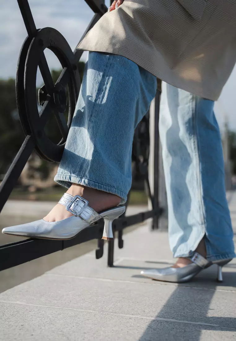 Sepatu Hak Anak Kucing dengan Gesper Besar Warna Perak