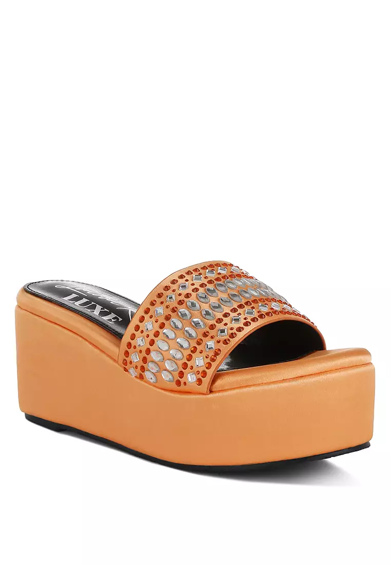 Detail Berlian Imitasi & Berlian Imitasi Bergaya Flatforms dalam Warna Oranye