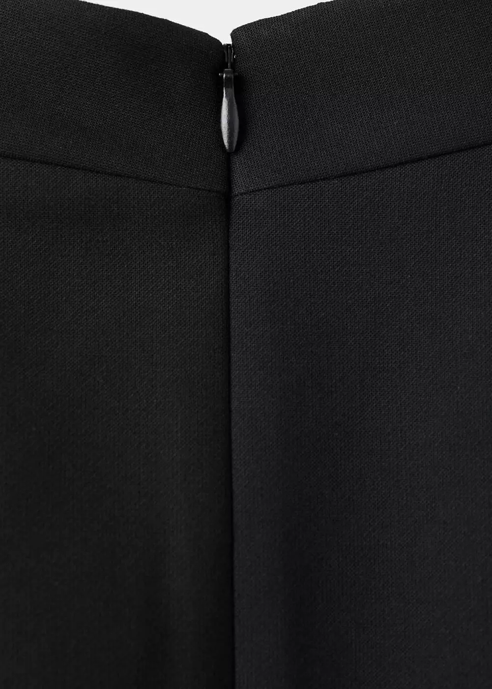 Halter neck jumpsuit dengan belt