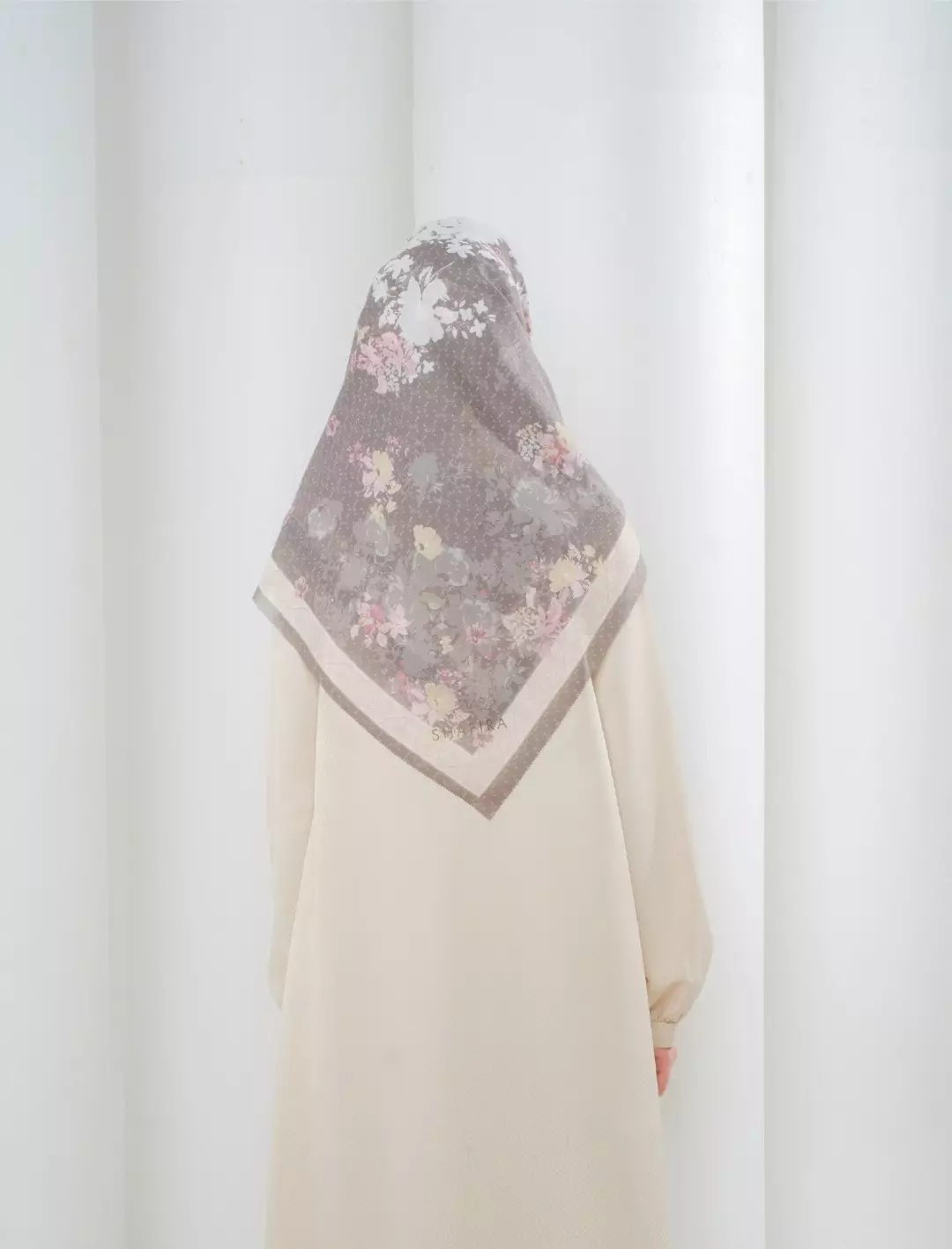 Linzy Printed Scarf Light Grey | Hijab Kerudung Segi Empat Motif