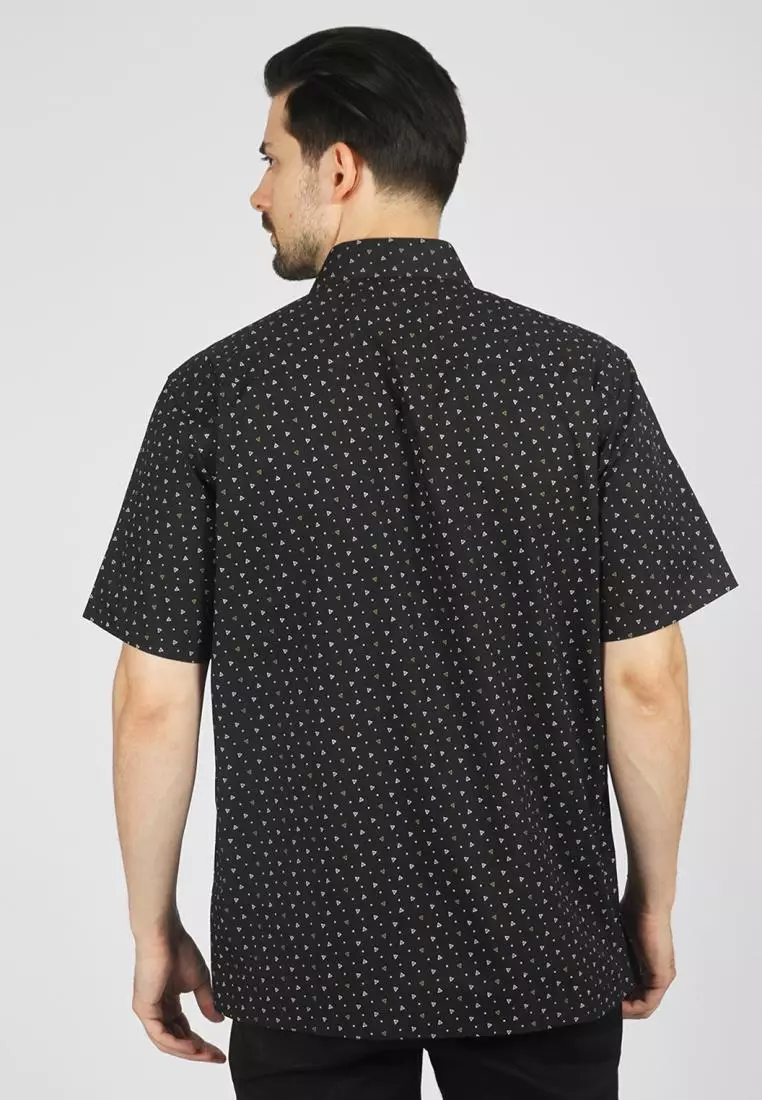 Kemeja Ethan White Lengan Pendek Print Triangle Black