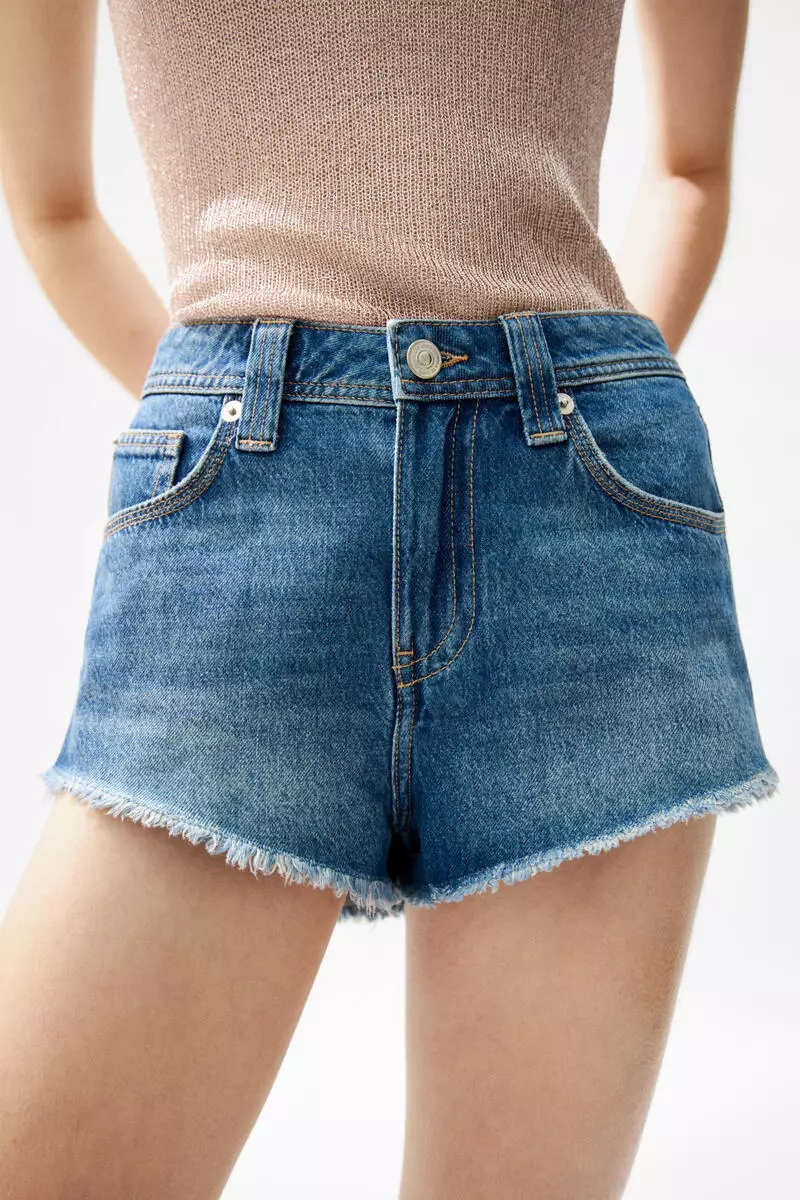 Frayed denim shorts